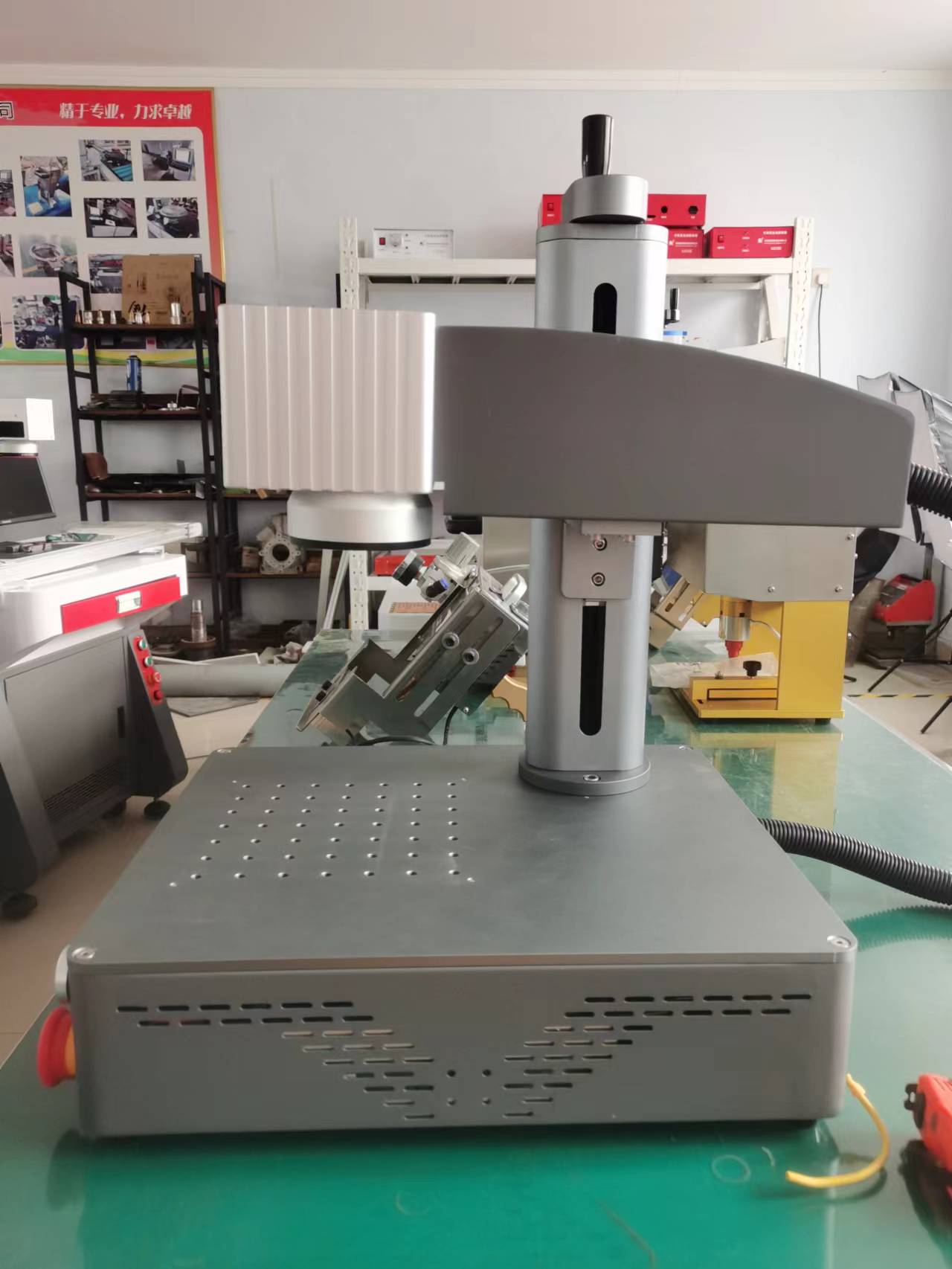 20W 30W Μηχανή σήμανσης λέιζερ για μεταλλική πινακίδα